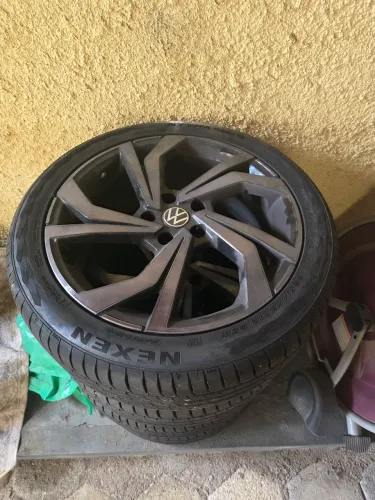 Jogo de rodas 18" VW Fumê, com Pneu.