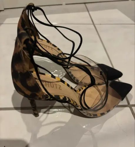 Scarpin Schutz onça com transparência