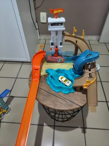 Pista Hot Wheels ataque de tubarão 