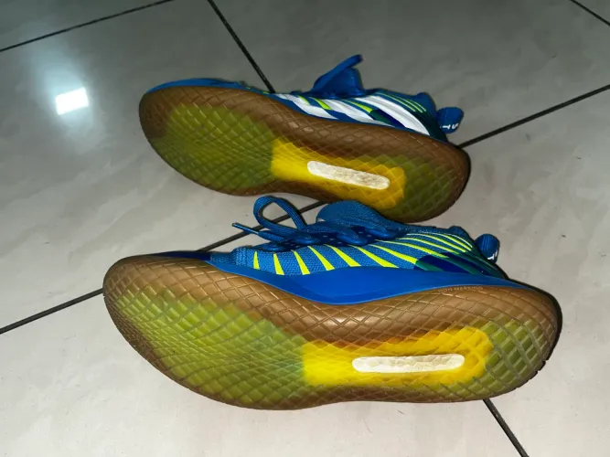 Tenis adidas stabil next gen, específico para handebol e importado.