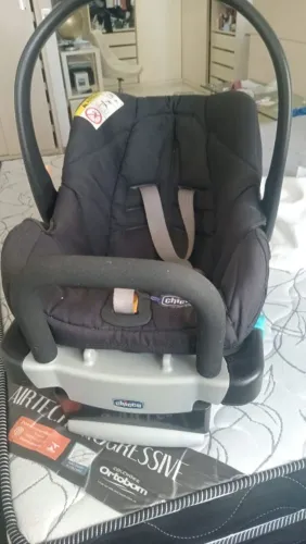 Cadeirinha e um bebê conforto 