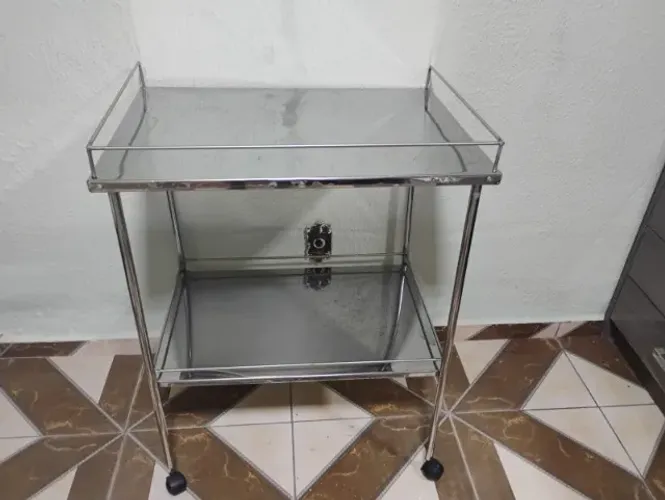 Vendo mesa hospitalar  20 cm largura, 28 cm comprimento, 34 altura . Magda *