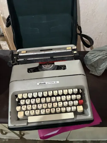 Máquina de Escrever Olivetti Antiga - Clássica e Colecionável