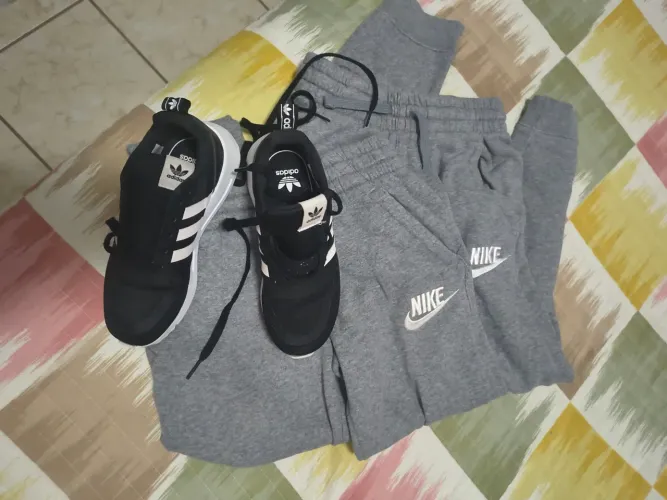 Tênis Adidas 30 e 2 calças de moleton Nike tamanho P infantil 