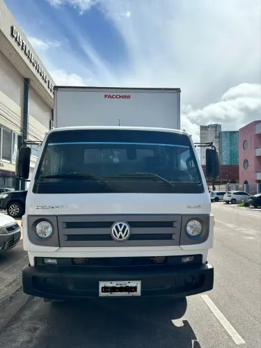 Caminhão baú volkswagen 2016