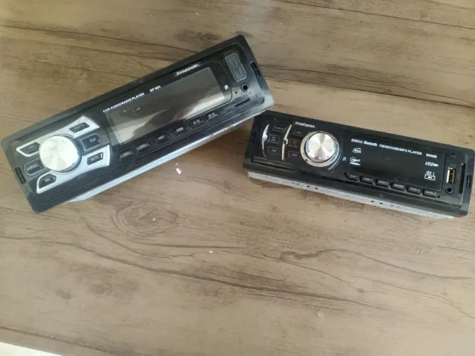 2 rádios pra carro aparelhos só a frente sem fios traseiros..