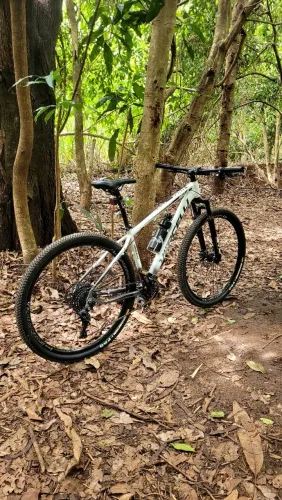 Vende-se bicicleta aro 29 freio a óleo Shimano documentadacatraca 8 por 1