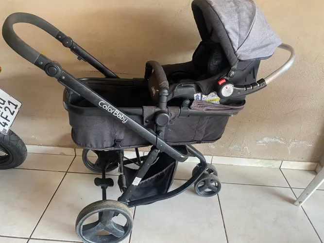 Carrinho de bebê Moisés com bebê conforto