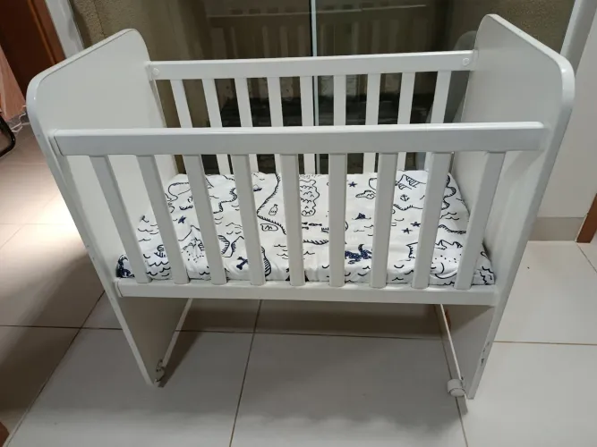 Mini berço com rodinhas e colchão 