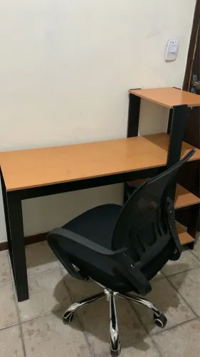 Mesa e cadeira giratória