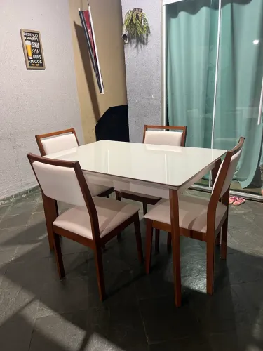 Mesa com 4 cadeiras da Atlântida com 6 meses de uso. Entrego 