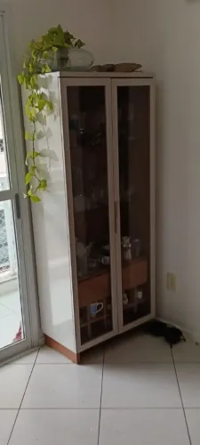 Cristaleira decorativa com led, prateleiras, gaveta e porta bebidas