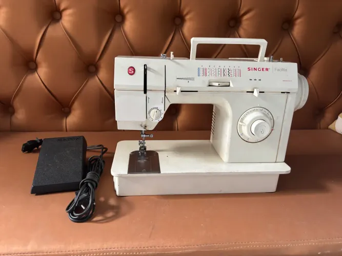 Máquina de Costura Singer
