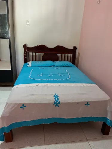 Cama de casal com cabeceira de madeira