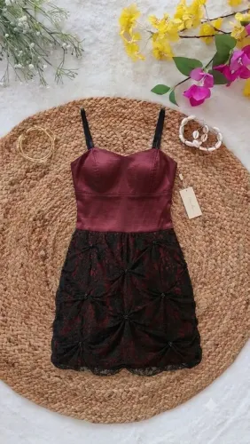 Vestido Bordô com Renda Preto - Elegante