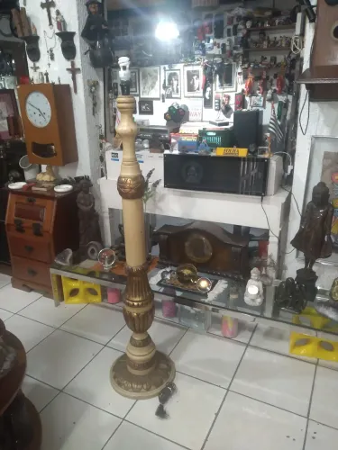 Antigo abajur de chão/Tocheiro em madeira