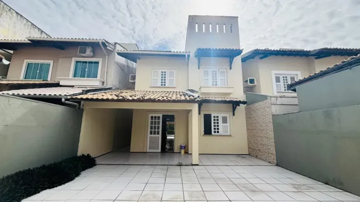 Casa Duplex em Condomínio com Energia Solar no Parque Manibura de 220 m², 3 suítes e 4 vag