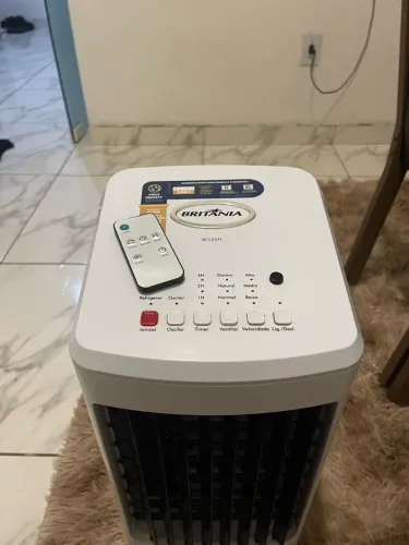 Climatizador de ar com controle (Cor branco).