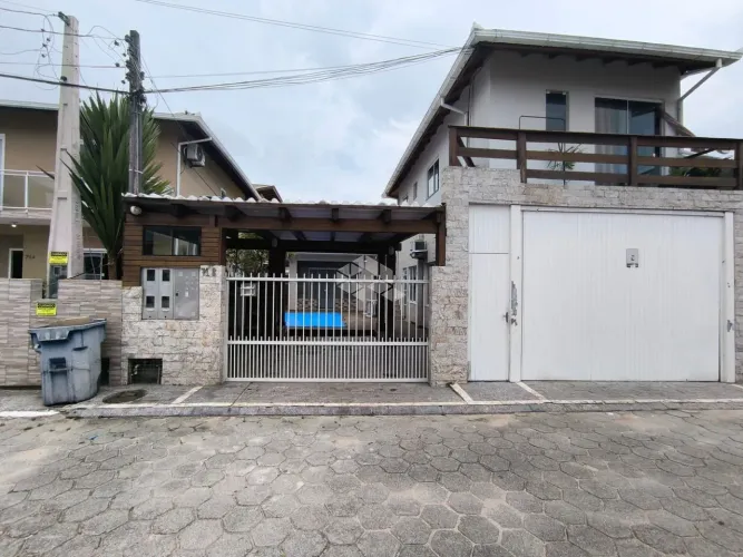 Terreno com casa, 2 apartamentos e kitnet na Barra da Lagoa - Florianópolis