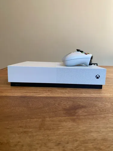 Xbox One S All-Digital Edition 1TB - Bem Conservado