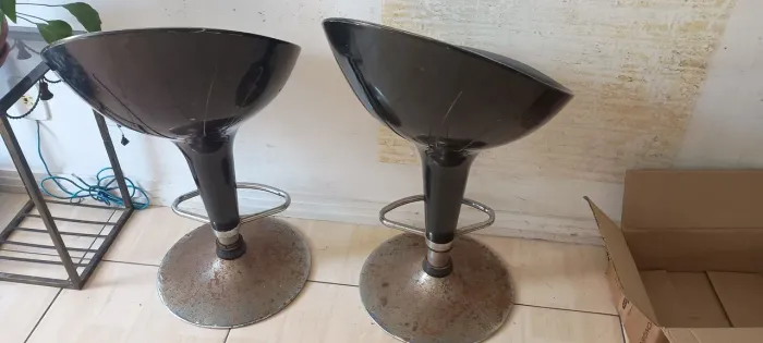 Duas banquetas pretas, sem uso alta giratória