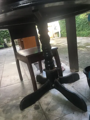 Mesa de madeira de lei 