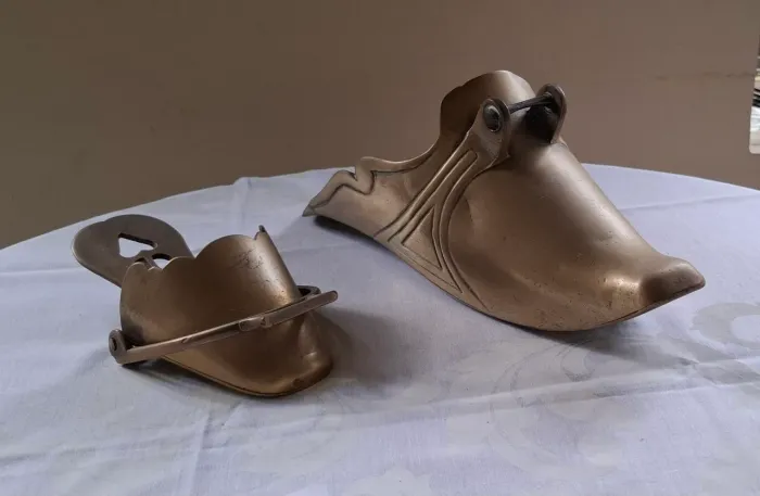 Estribos em bronze antigos