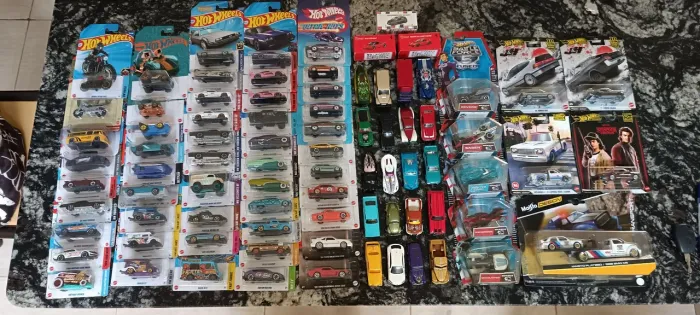 Lote Hot Wheels com 84 miniaturas