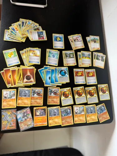Lote com 86 Cartas Pokémon - Ideal para Colecionadores e Iniciantes!