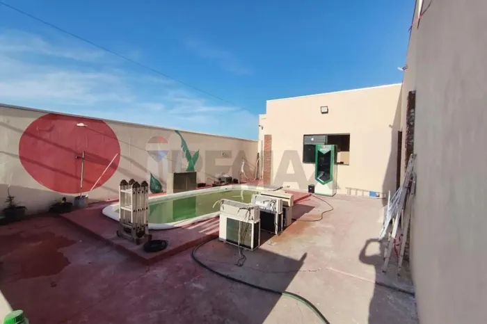 CASA COM PISCINA E QUADRA DE AREIA - BAIRRO MONTANINI - PRÓPRIA PARA EVENTOS OU MORADIA