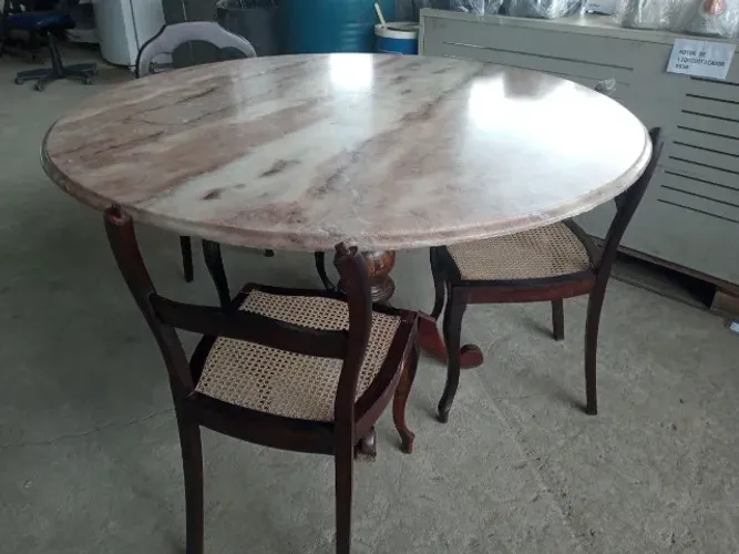 MESA DE MÁRMORE COM 3 CADEIRAS