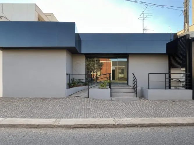 Salão comercial com 165m² de área útil no Centro da Cidade.