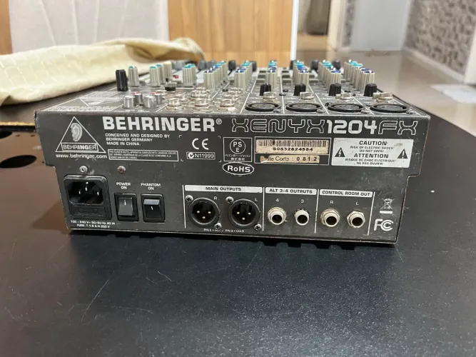 Vendo Mesa Behringer Xenyx 1204Fx