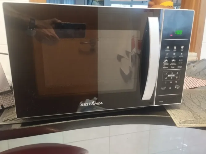 Microondas Britânia 32L usado