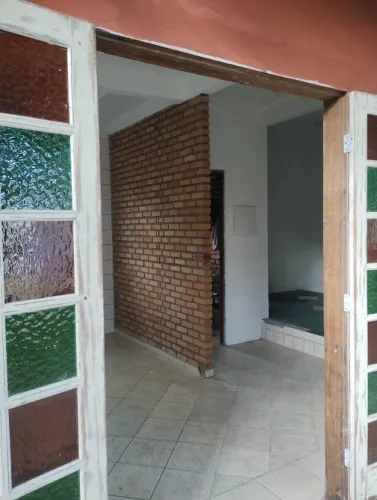 Casa com ótimo terreno e localização, amplas possibilidades e potencial de valorização