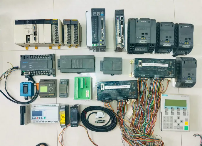 LOTE DE EQUIPAMENTOS PARA AUTOMAÇÃO INDUSTRIAL. CLP,SERVO DRIVE,MÓDULOS,FONTE ,IHM,