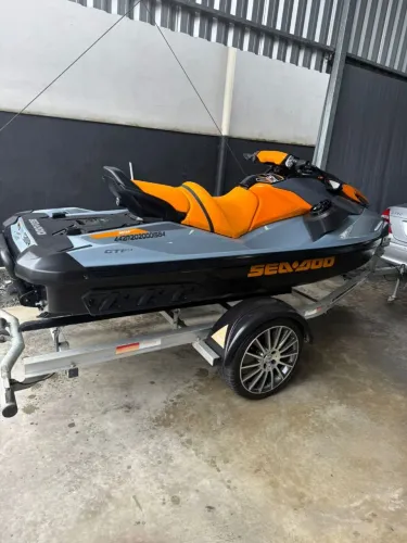Jet Sky Seadoo 170 SE com som e escada.