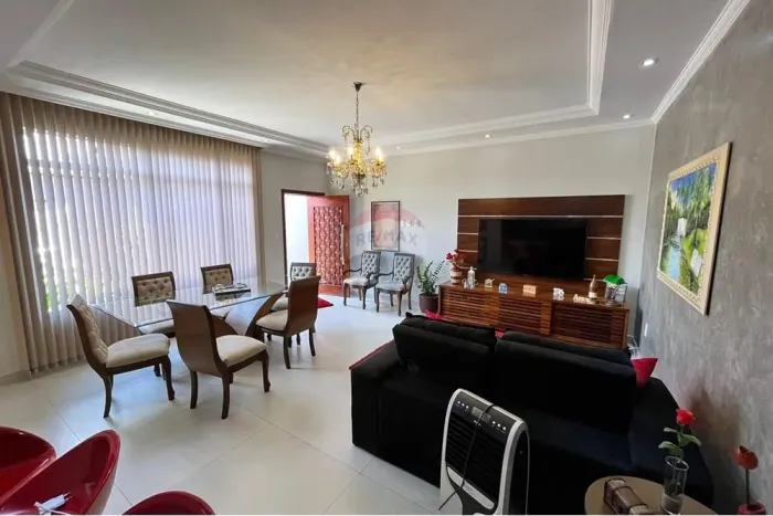 Casa com Três Quartos , sendo uma suite e com area Gourmet.