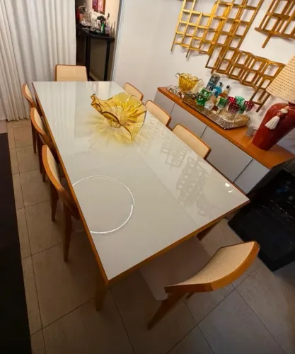 Mesa, cadeira e aparador
