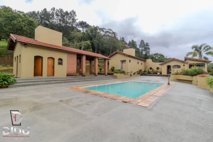 Casa rural para locação em Parque Lagoa Rica, 334m²