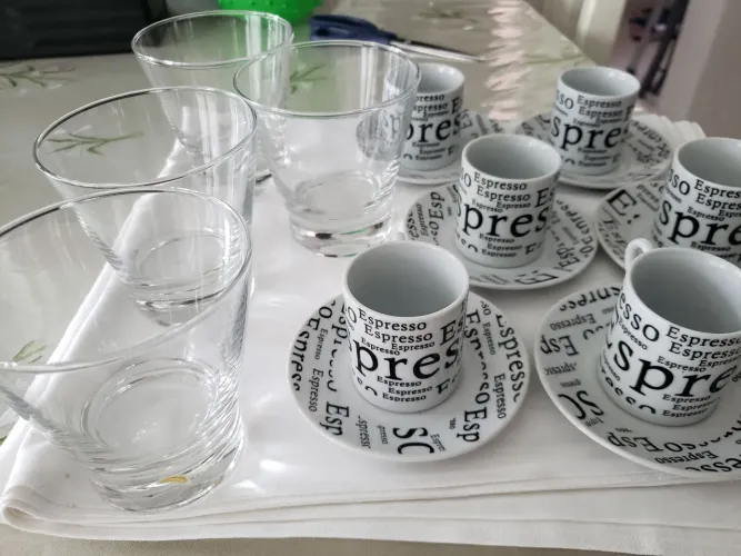 Xícaras de cafezinho, 4 copos