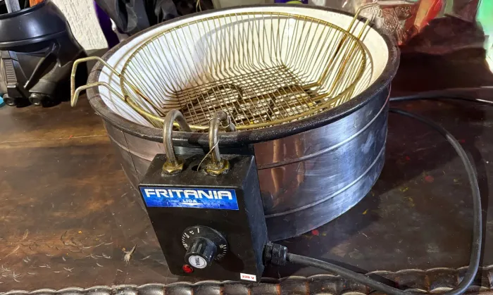 Fritadeira Britânia 220 usado
