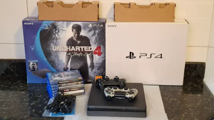 PlayStation 4 Slim Uncharted 4