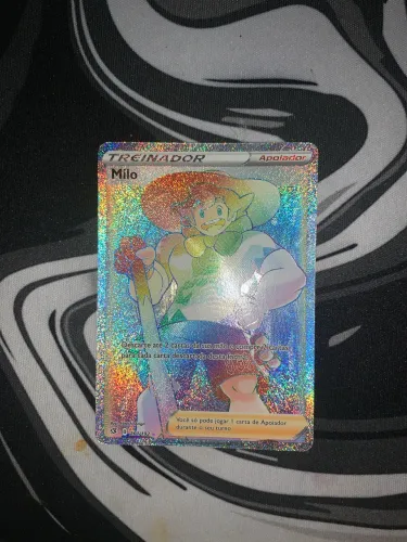 Carta Pokémon Milo 201/192 Full Art Ultra Rara com sleeve
