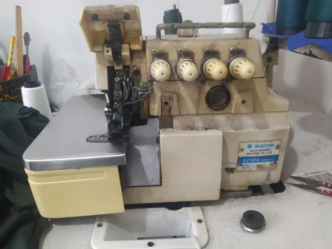 Máquina de costura interloque industrial