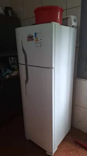 Vendo uma geladeira nova com nota fiscal motivo e mundança