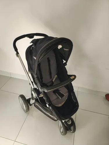 Vendo carrinho de bebê 2 em 1 triciclo