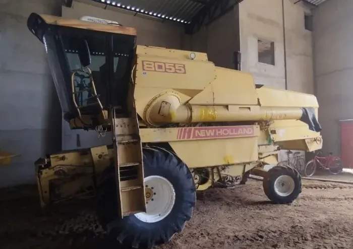 Colheitadeira New Holland 8055