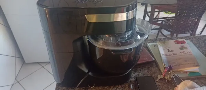 Batedeira Oster 750watts, 12 velocidades, 3 tipos de batedores, usada 