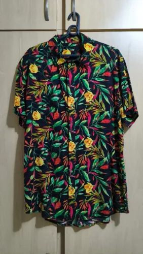 Três camisas de viscose - Tamanho G